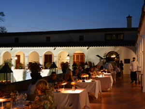 Patio interior de la masia, durant un dels sopars